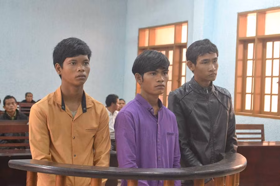  Kpuih Hiệp, Rơ Lan Hưng và Rơ Lan Líu tại phiên tòa phúc thẩm. Ảnh: Hoàng Cư