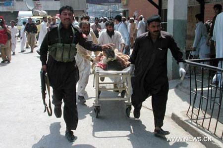 Người bị thương sau vụ nổ được chuyển tới bệnh viện địa phương vào sáng 9-7.