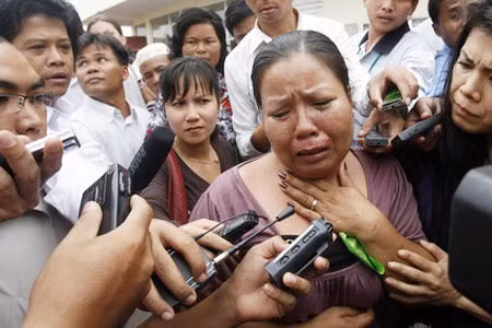  Bà Hong Sa Vath khóc nức nở sau khi tòa tuyên án