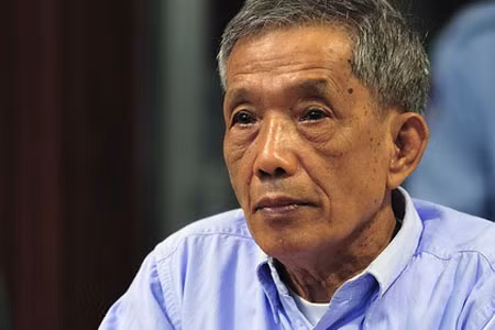 Duch ngồi bất động trên ghế bị cáo