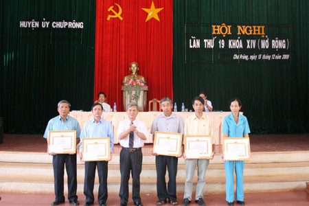 Ông Nguyễn Quốc Dũng- Bí thư Huyện ủy (thứ 3 từ trái sang) trao giấy khen cho các tập thể tiêu biểu.