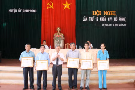 Ông Nguyễn Quốc Dũng- Bí thư Huyện ủy (thứ 3 từ trái sang) trao giấy khen cho các tập thể tiêu biểu.