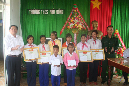 Ông Trần Văn Nghĩa (trái)- Phó Tổng Biên tập Báo Gia Lai, trao học bổng “Niềm hy vọng” cho 8 em học sinh nghèo vượt khó học giỏi của Trường THCS Phù Đổng (xã Ia Puch, Chư Prông). Ảnh:Phương Duyên