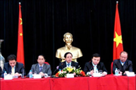 Đại sứ VN tại Trung Quốc: Hoàng Sa và Trường Sa là lãnh thổ của Việt Nam ảnh 1 Đại sứ Việt Nam tại Trung Quốc Nguyễn Văn Thơ (giữa) gặp gỡ báo giới