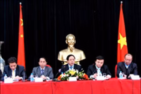 Đại sứ Việt Nam tại Trung Quốc Nguyễn Văn Thơ (giữa) gặp gỡ báo giới 