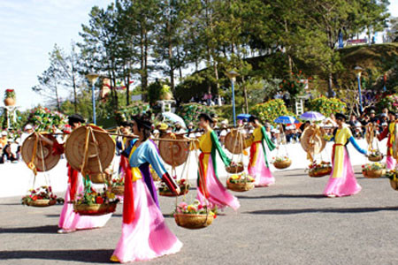 Đà Lạt khai mạc triển lãm hoa, cây cảnh quốc tế ảnh 1 Những gánh hàng hoa tại Triển lãm hoa quốc tế.