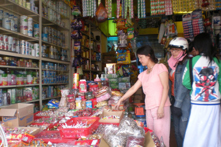 Pleiku vào mùa mua sắm cuối năm… ảnh 1 Hàng nội ngày càng chiếm ưu thế. Ảnh: Sơn Ca