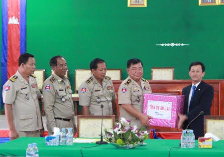 Tặng quà cho Công an tỉnh Preah Vihear. Ảnh: Hồng Thi Tặng quà cho Công an tỉnh Preah Vihear. Ảnh: Hồng Thi