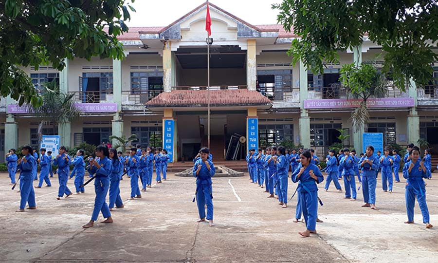 Ngoài mô hình “Vườn rau em chăm”, học sinh còn được tham gia các câu lạc bộ như Đánh cồng chiêng, võ Vovina... tại trường. Ảnh: N.T Ngoài mô hình “Vườn rau em chăm”, học sinh còn được tham gia các câu lạc bộ như Đánh cồng chiêng, võ Vovina... tại trường. Ảnh: N.T