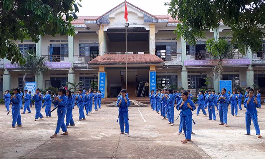 Ngoài mô hình “Vườn rau em chăm”, học sinh còn được tham gia các câu lạc bộ như Đánh cồng chiêng, võ Vovina... tại trường. Ảnh: N.T
