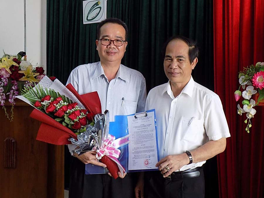 Chủ tịch UBND tỉnh Võ Ngọc Thành trao quyết định cho ông Lưu Trung Nghĩa. Ảnh: T.N Chủ tịch UBND tỉnh Võ Ngọc Thành trao quyết định cho ông Lưu Trung Nghĩa. Ảnh: T.N