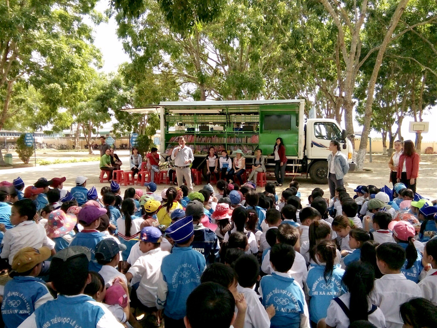 Những chuyến "xe ô tô thư viện di động" góp phần mang tri thức đến với vùng xa. Ảnh: Hồng Thi Những chuyến