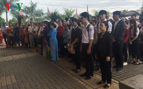 Đoàn người chờ vào thắp nhang, tưởng nhớ các Vua Hùng