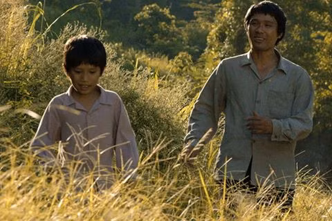 Xem “Cha cõng con” để hiểu thêm về cuộc sống vùng cao.