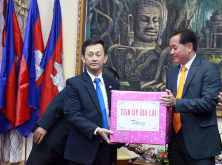 Bí thư Tỉnh ủy Dương Văn Trang tặng quà cho lãnh đạo tỉnh Preah Vihear. Ảnh: Hồng Thi Bí thư Tỉnh ủy Dương Văn Trang tặng quà cho lãnh đạo tỉnh Preah Vihear. Ảnh: Hồng Thi