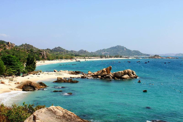 Đảo Bình Ba cát trắng mịn, nước xanh ngắt một màu. Đảo Bình Ba cát trắng mịn, nước xanh ngắt một màu.