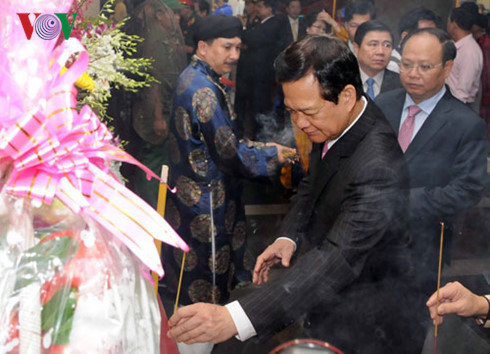 Nguyên Thủ tướng Nguyễn Tấn Dũng thắp nhang tưởng nhớ các Vua Hùng