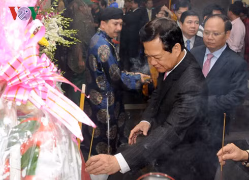 Nguyên Thủ tướng Nguyễn Tấn Dũng thắp nhang tưởng nhớ các Vua Hùng