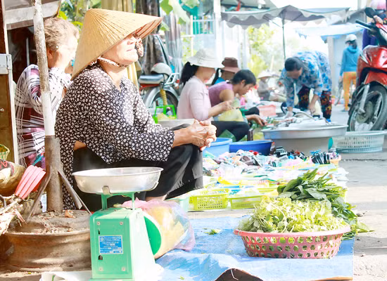 Đồ hàng bông, rau cải bán tại chợ Quy Đức, huyện Bình Chánh, TPHCM.