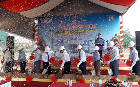 Lễ khởi công xây dựng siêu thị Co.op Mart Chư Sê. Lễ khởi công xây dựng siêu thị Co.op Mart Chư Sê.