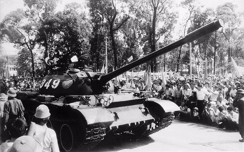 Xe tăng T-54 số hiệu 849 tham gia lễ duyệt binh mừng chiến thắng. Nguồn ảnh: Tư liệu