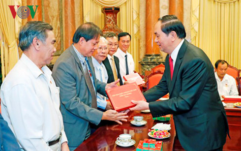 Chủ tịch nước Trần Đại Quang tặng quà cho các đại biểu. Chủ tịch nước Trần Đại Quang tặng quà cho các đại biểu.