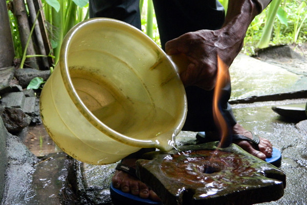 Khi đổ nước lạnh vào miệng giếng thì càng cháy, không dập tắt được