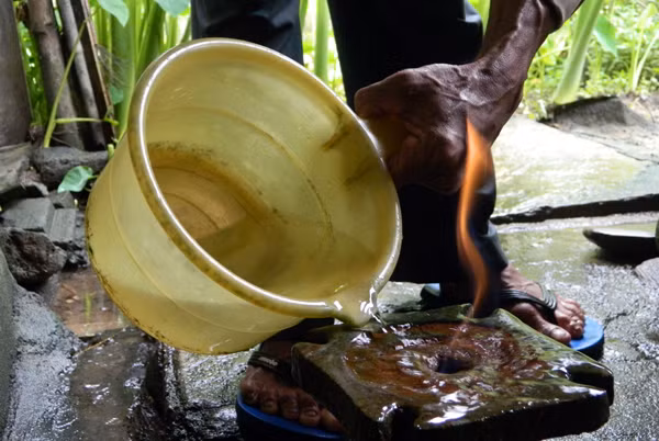 Khi đổ nước lạnh vào miệng giếng thì càng cháy, không dập tắt được