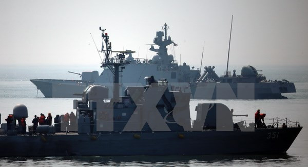 Tàu chiến Hàn Quốc tuần tra khu vực gần biên giới trên biển phía Tây. Tàu chiến Hàn Quốc tuần tra khu vực gần biên giới trên biển phía Tây.