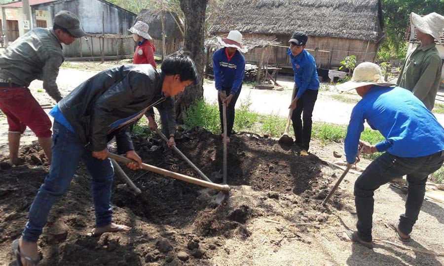  Đoàn viên thanh niên xã Lơ Ku đào hố rác giúp người dân làng Bôn. Ảnh: L.H