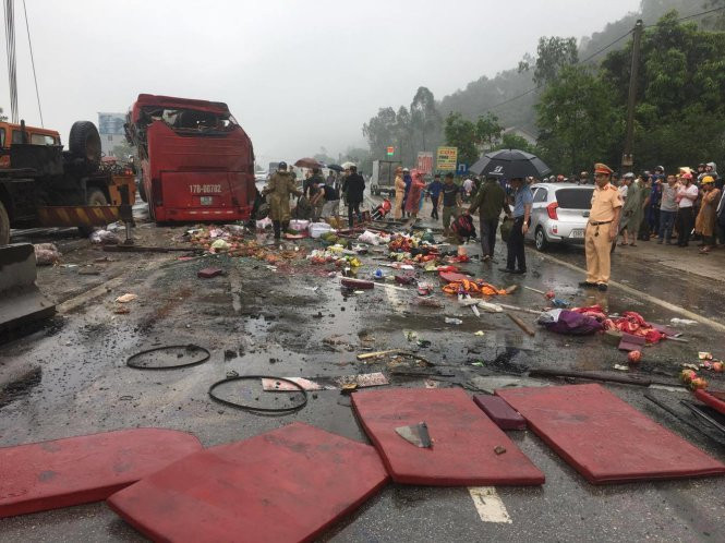 Vật dụng hành lý của hành khách vương đầy trên đường