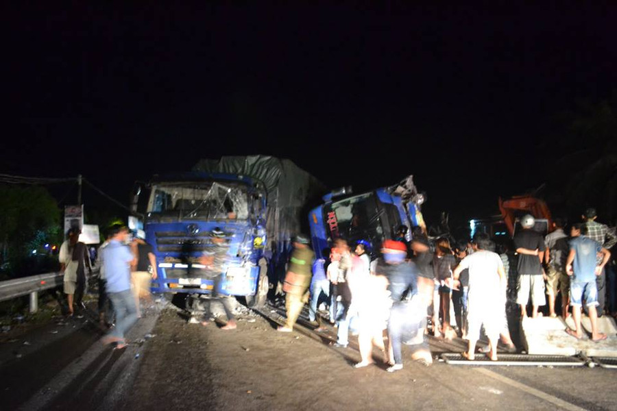 Chiếc xe khách bất ngờ bị lật trên quốc lộ 1 trong đêm khiến 11 người bị thương vong.