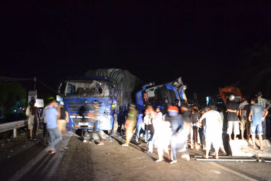 Chiếc xe khách bất ngờ bị lật trên quốc lộ 1 trong đêm khiến 11 người bị thương vong. Chiếc xe khách bất ngờ bị lật trên quốc lộ 1 trong đêm khiến 11 người bị thương vong.