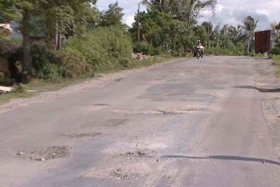 Nhiều đoạn trên tỉnh lộ 669 bị bong tróc gây khó khăn cho người tham gia giao thông. Ảnh: L.A Nhiều đoạn trên tỉnh lộ 669 bị bong tróc gây khó khăn cho người tham gia giao thông. Ảnh: L.A