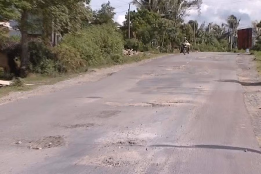  Nhiều đoạn trên tỉnh lộ 669 bị bong tróc gây khó khăn cho người tham gia giao thông. Ảnh: L.A