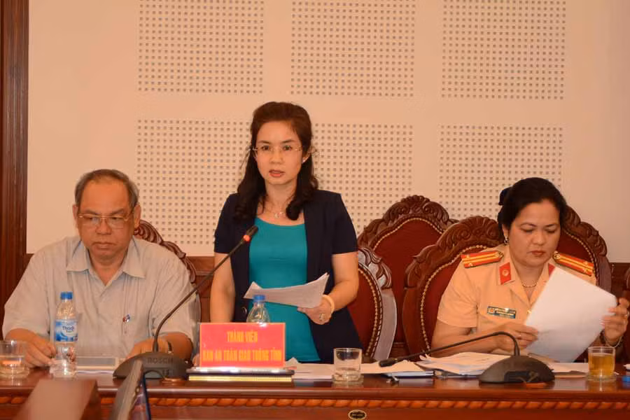  1 Đại diện Sở Giáo dục-Đào tạo đưa ra nhiều giải pháp nhằm tăng cường quản lý các phương tiện đưa đón học sinh. Ảnh: M.N