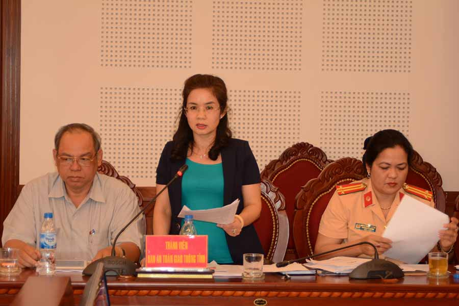 Đại diện Sở Giáo dục-Đào tạo đưa ra nhiều giải pháp nhằm tăng cường quản lý các phương tiện đưa đón học sinh. Ảnh: M.N  1 Đại diện Sở Giáo dục-Đào tạo đưa ra nhiều giải pháp nhằm tăng cường quản lý các phương tiện đưa đón học sinh. Ảnh: M.N