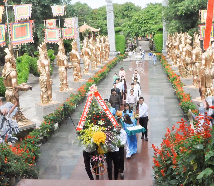 Dâng lễ tại Đền thờ Quốc Tổ Hùng Vương (trong Công viên Văn hóa Đồng Xanh-xã An Phú-TP. Pleiku). Ảnh: Trần Dung