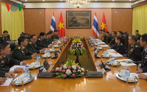 Hai bên tiến hành hội kiến.