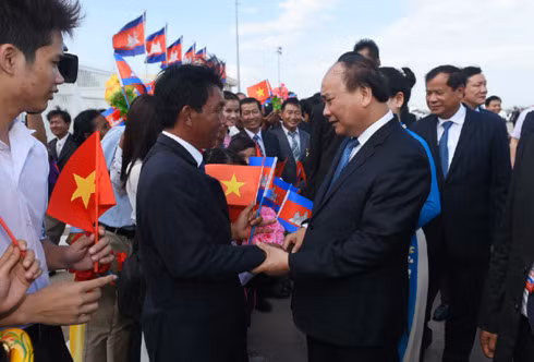 Cán bộ Đại sứ quán Việt Nam và bà con Kiều bào chào đón Thủ tướng.