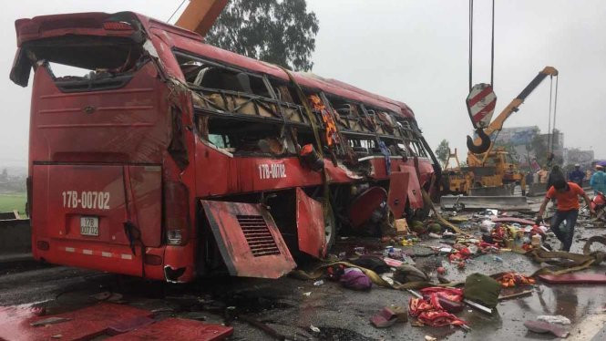 Vật dụng, hành lý của hành khách vương đầy đường sau tai nạn