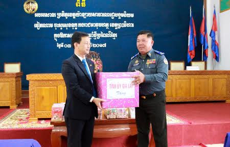 Chúc Tết và tặng quà cho Quân cảnh Preah Vihear. Ảnh: Hồng Thi Chúc Tết và tặng quà cho Quân cảnh Preah Vihear. Ảnh: Hồng Thi