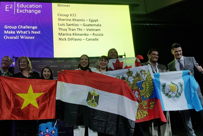 Cô giáo Trần Thị Thúy cùng nhóm của mình