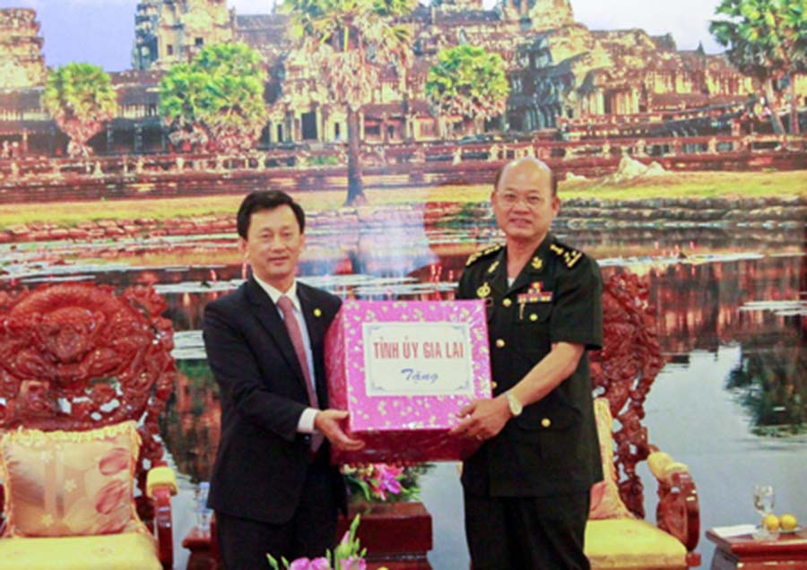 Trao quà chúc Tết của tỉnh Gia Lai cho Bộ Tư lệnh Quân khu I. Ảnh: Hồng Thi