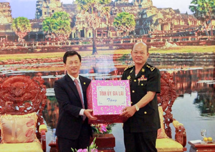 Trao quà chúc Tết của tỉnh Gia Lai cho Bộ Tư lệnh Quân khu I. Ảnh: Hồng Thi