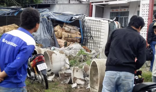  Xe tải lật đè bẹp 2 xe máy, hàng chục tấn hoa Đà Lạt rơi vươn vãi, hư hỏng.