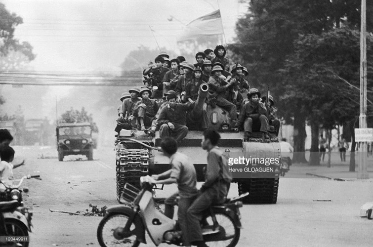 Xe tăng quân giải phóng tiến về hướng Dinh Độc lập. 