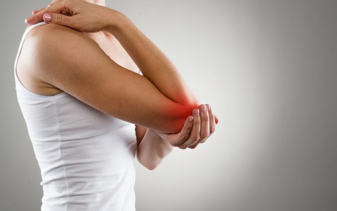 Khi bị viêm khớp, người bệnh cảm thấy khó khăn khi gập hoặc duỗi thẳng khớp