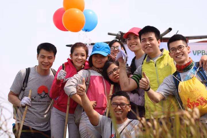 Thử thách lớn nhất là đỉnh Phù Nghĩa, khi mà lúc này cơ thể bạn đã thấm mệt, và đường ngày một khó hơn. Chẳng quá lời khi nhiều phượt thủ chuyên nghiệp đánh giá chinh phục 3 đỉnh Tam Đảo khắc nghiệt hơn cả Fansipan. Những vách núi cheo leo, dựng đứng nối tiếp nhau, một bên là cây, một bên là vực. Nhiều đoạn, bạn phải bám thật chắc vào rễ cây hoặc sử dụng dây thừng để đi qua. 10