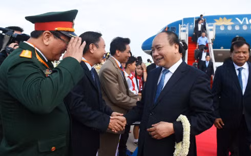 Thủ tướng Nguyễn Xuân Phúc đến sân bay quốc tế Pochentong, bắt đầu chuyến thăm chính thức Campuchia.